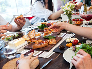 友人との食事会でお酒を飲んだので代わりに車を家まで運転してほしい。